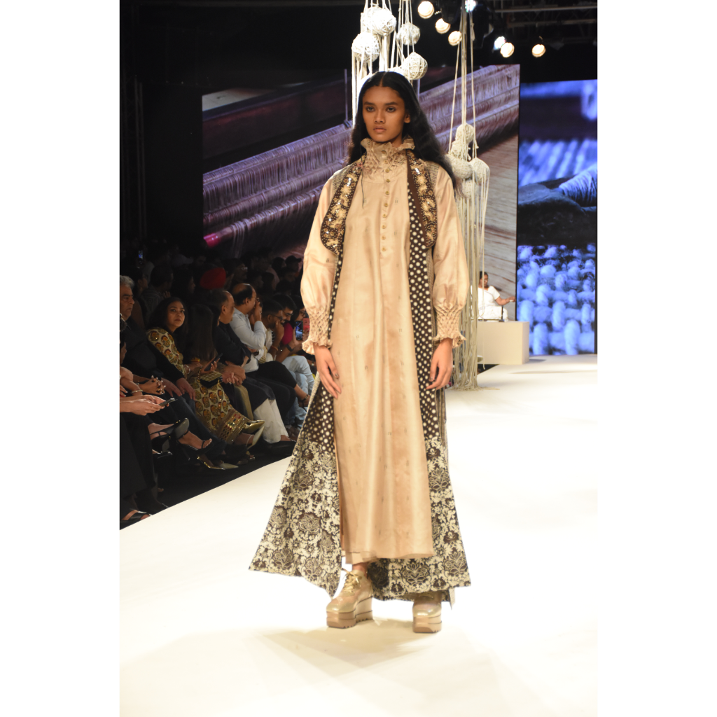 Beige kaftan maxi with smoking collar and cuffs with brown checks and embroidered side tie up throw