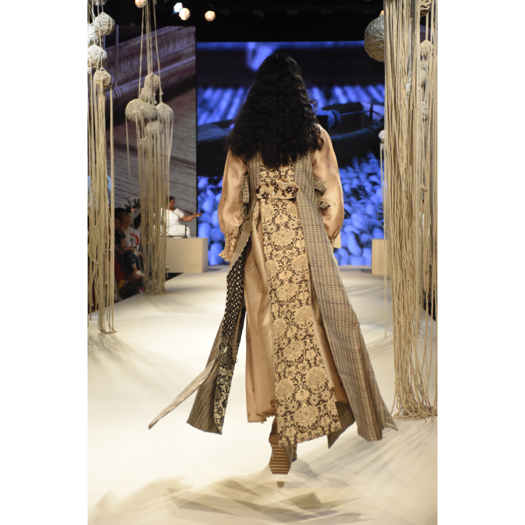 Beige kaftan maxi with smoking collar and cuffs with brown checks and embroidered side tie up throw