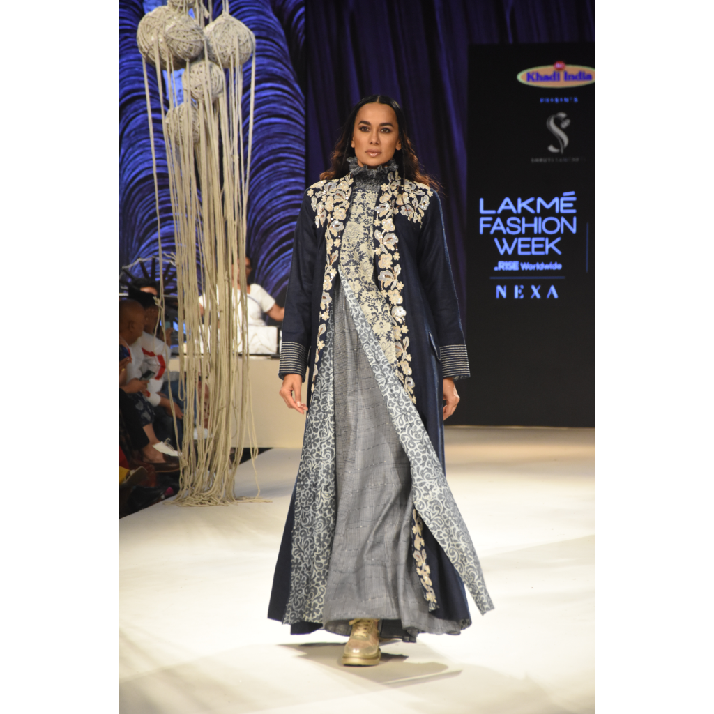 Blue long embroidered jacket with blue checks maxi with smoking collar