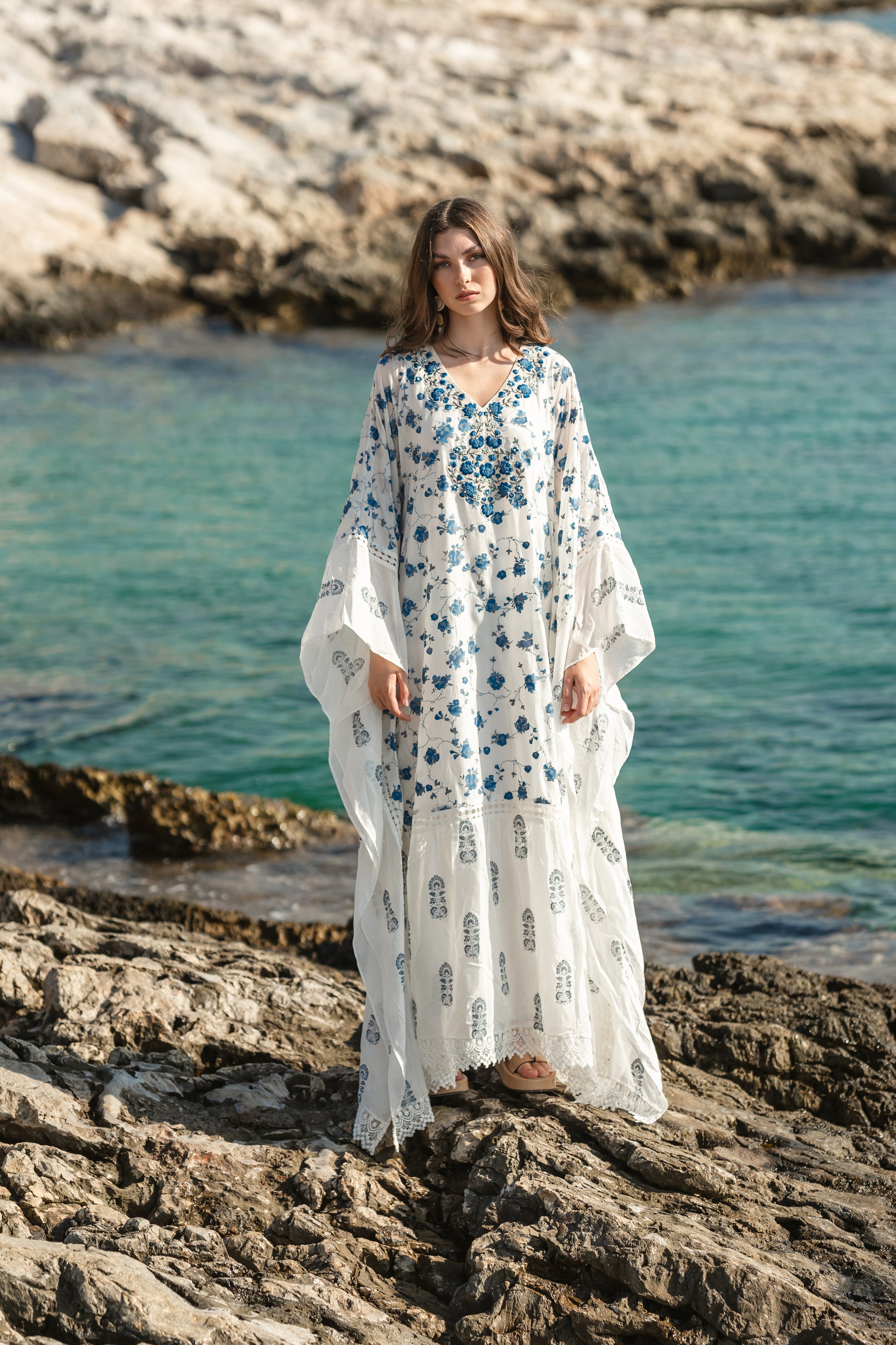 White mul cracker printed kaftan with embroidered neck and lace details