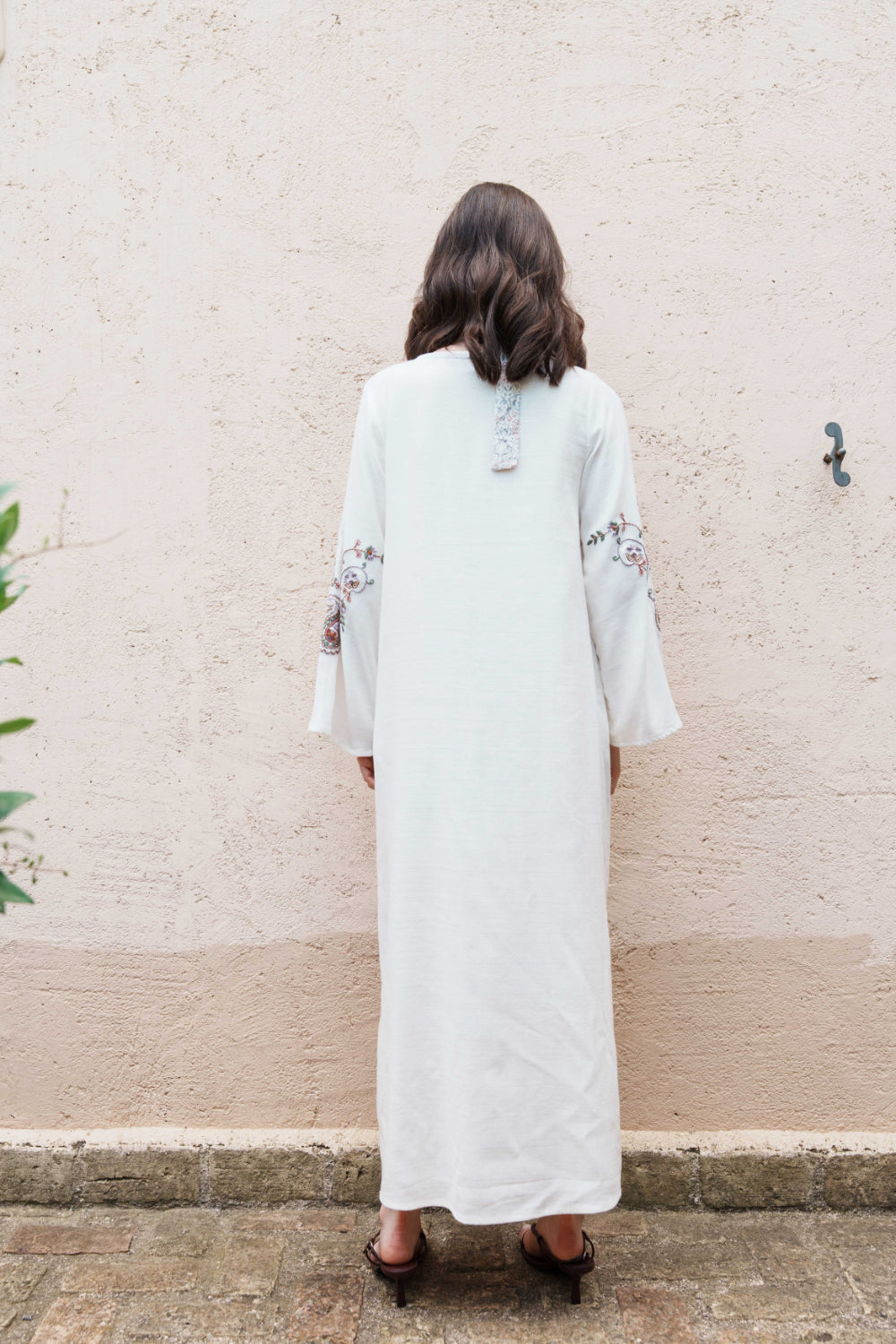 White textured paisley embroidered kaftan