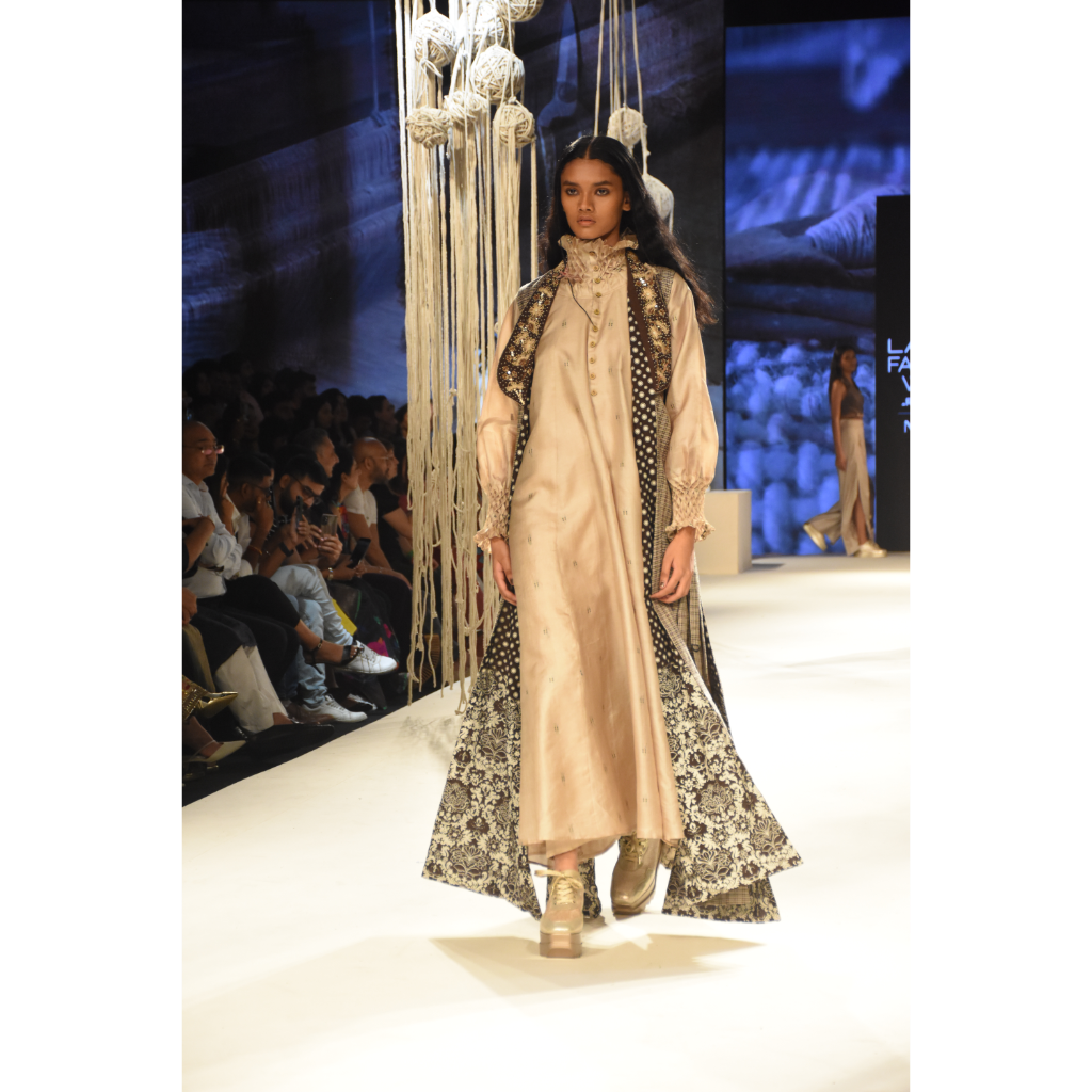 Beige kaftan maxi with smoking collar and cuffs with brown checks and embroidered side tie up throw