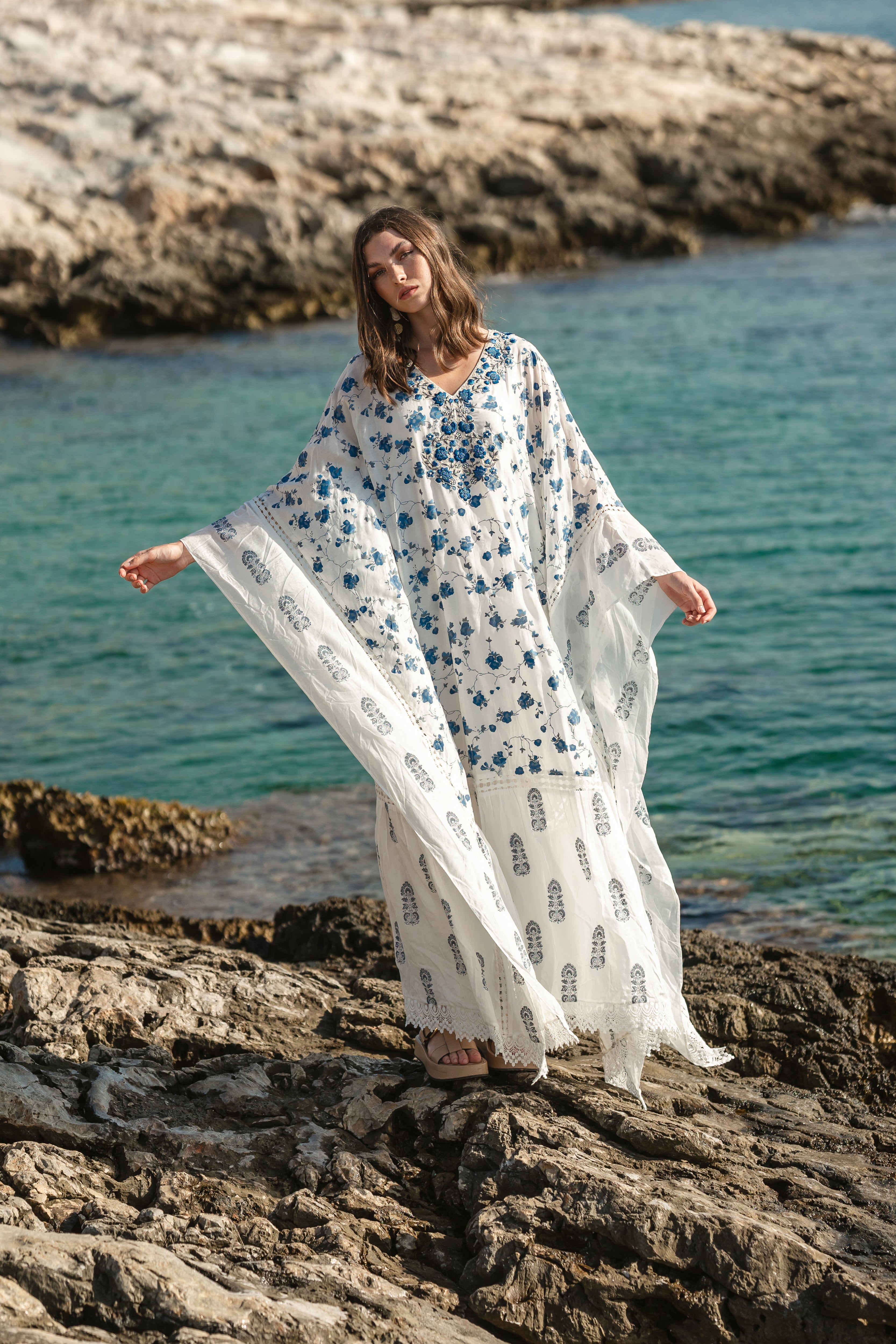 White mul cracker printed kaftan with embroidered neck and lace details