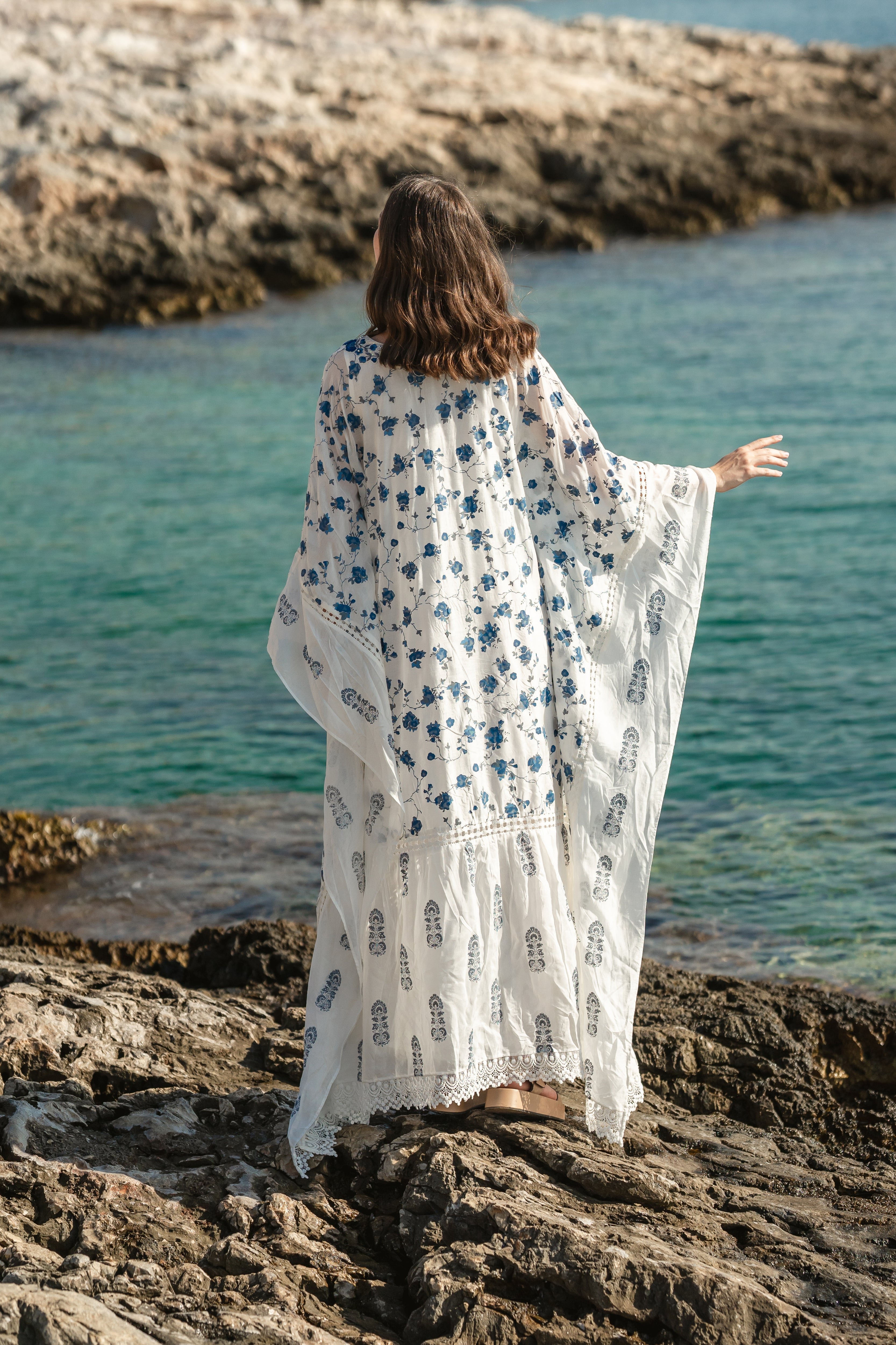 White mul cracker printed kaftan with embroidered neck and lace details