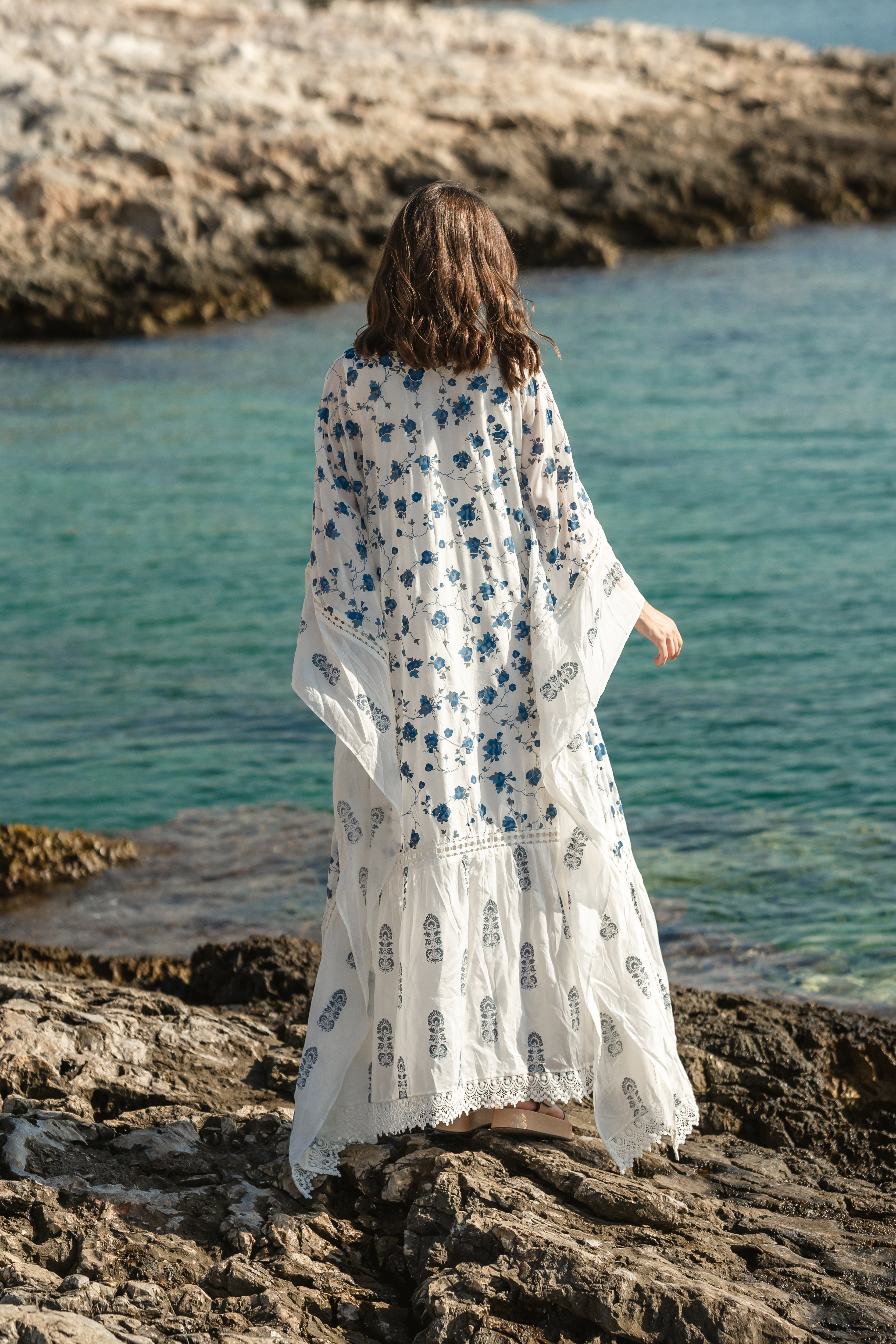 White mul cracker printed kaftan with embroidered neck and lace details